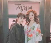 콘서트 앞둔 아이유, 나의 아저씨 오나라와 우정 인증샷... 나이를 초월한 우정 후훈해
