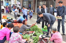남해군, 공직자, 지역경제 활성화 위한 시장 장보기 행사 열어