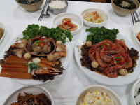 홍게맛집 '동해인', 자연산 홍게와 분홍새우 등 양질의 해산물로 속초 가볼만한곳으로 이목