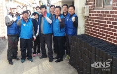 안성시 공도읍 직원들 연탄배달에 사랑의 방굽기 선행 눈길