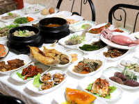 전주막걸리골목 두여인생막걸리, 80년 전통의 생막걸리와 한상차림 배부르게 제공