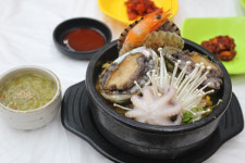 강원도 속초 맛집 해녀마을, 베스트 메뉴로 전복해물뚝배기, 물회 선보여