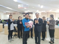 화성시 동탄출장소 개청…첫민원인에 수향미 전달