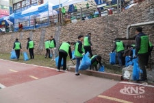 용인도시공사, 시민체육부 직원들 금학천 쓰레기 수거