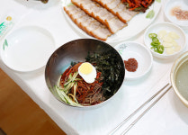 속초 막국수 맛집 김삿갓막국수, 명태회 곁들인 막국수와 수육 호평 이어져