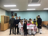 시흥시 월곶동 용인대 성호태권도장 아이들, 저소득층에 라면 전달