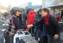 [KNS포토] 강진읍시장 상인 만난 황주홍 국회 농해수위원장