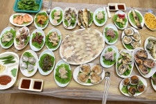 부안 맛집 현정이네횟집, 신선한 회·매운탕 요리에 10가지 이상 다양한 해산물 반찬 눈길