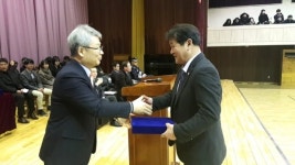 민영진 관악구의회 의원, 학교발전 공로 감사패 받아