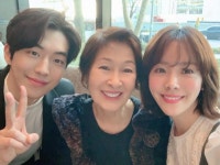 '눈이부시게' 김혜자와 함께한 셀피 한 컷...한지민 남주혁과 12살 나이 차이?