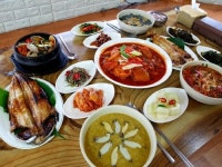 봄기운 완연한 제주도 가볼만한 곳, 성산일출봉맛집 표선 세화해녀의 집 호평
