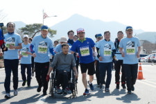 한정우 군수, 부곡온천 마라톤대회 장애인 참가자와 동행