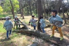 광주 남구 마법사 복장 입고 숲에서 마음껏 뛰놉니다