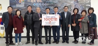 도드람엘피씨공사, 안성시 일죽면지역사회보장협의체에 성금기탁
