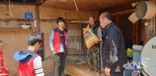강원, 팔렬중, 동창마을 독거노인들에 쌀 나눔 행사