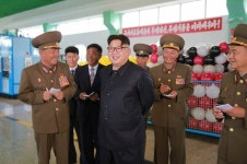 北 김정은, 군 어구종합공장 찾아 수산업 발전 보배공장