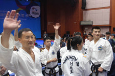 북 태권도시범단 전주 공연, 통일 열기 들썩
