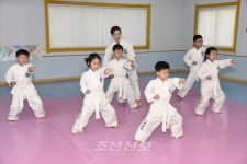 북한에서 6살 어린이들 9명, 8급 태권도 급증 받아 <조선신보>
