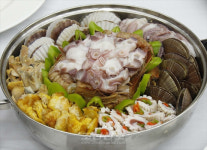 평양갈매기각의 함경북도 특산물 요리.. 대게찜, 송이버섯구이, 농마회국수