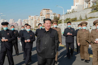 김정은, 보통강 다락식주택구 시찰..태양절 입사