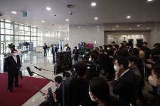 대통령실 1층에 가림막 세우고 출근길 회견 중단