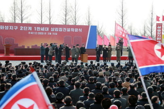 김정은 위원장, 화성지구 2단계 살림집 및 강동온실농장 착공식 참석