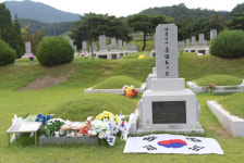 주말 맞아 대전현충원 홍범도 장군 묘를 찾은 사람들