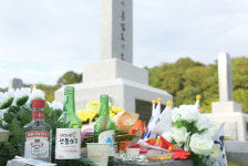 주말 맞아 대전현충원 홍범도 장군 묘를 찾은 사람들
