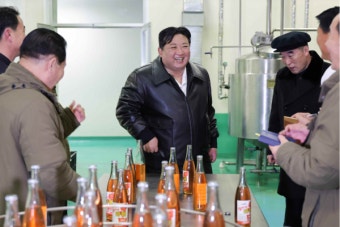 김정은 위원장, 김화군 공장 재방문...'혁신적 자세' 강조