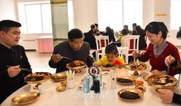새롭게 개축된 평남면옥.. 시원한 대동강맥주 마시며 담소하는 곳