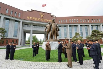 김정은 위원장, 당 중앙간부학교 현지지도...'교육기관 중 최고의 기준 창조'