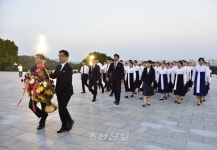 재일 조선대 조국방문 학생들, 만수대언덕·화성대동강맥주집 등 방문