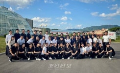 재일 조선대 조국방문 학생들, 만수대언덕·화성대동강맥주집 등 방문