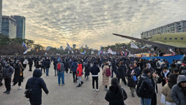 허탈, 응원봉 든 청년들의 노래는 퇴진 그날까지....