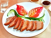 평양 야외에서 대동강맥주와 함께 맛보는 안주, 오리가슴살구이
