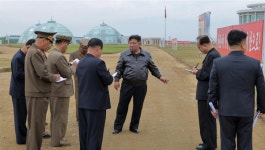 김정은, 신의주온실종합농장 시찰…배우자 리설주와 딸 주애 동행, 현장 사진에 유채밭 포착