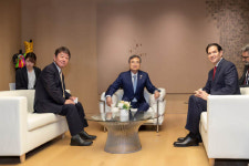 한미일 외교장관, '한반도 비핵화 원칙 견지' 재확인