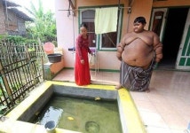 세계 최고로 뚱뚱한 205kg 男兒, 맞는 옷 없어 천 두르고 지내