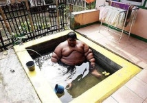 세계 최고로 뚱뚱한 205kg 男兒, 맞는 옷 없어 천 두르고 지내
