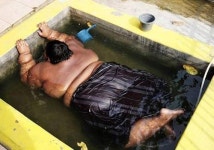 세계 최고로 뚱뚱한 205kg 男兒, 맞는 옷 없어 천 두르고 지내