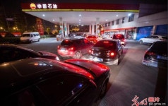 中 기름값 4년 만에 최고치, 항저우 주유소에 줄 선 차량들