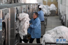 중국 ‘춘절 대이동’ 막바지! 열차용 침구류 세탁소 공개