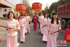 저장 타이저우: 복고 꽃가마 신부맞이… 전통혼례 각광