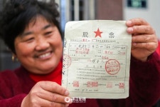 집에서 60여 년 전 ‘주식 문서’ 발견한 촌민, 일확천금!