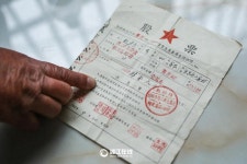 집에서 60여 년 전 ‘주식 문서’ 발견한 촌민, 일확천금!