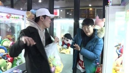 <나 혼자 산다> 권혁수&최웅, “인형 뽑기, 하나는 기본이야~”