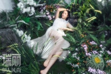 中 관샤오퉁 패션지 커버 장식, 깜찍한 ‘요정’ 매력 뽐내