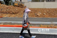 中 어머니의 날 특집 기사: 저장 진화 건설현장에서 남편과 구슬땀 흘리는 ‘여장부’들