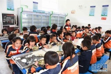 중국 윈난 윈룽: 깊은 산속 이족 초등학교에 찾아온 변화