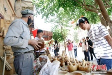 관광 성수기 맞은 신장 최고의 역사?문화 도시 ‘카스’, 각종 공예품 눈길